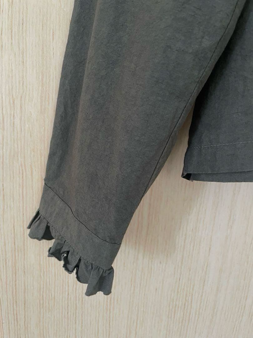 かぐれ　コットンリネンフリルブラウス　CHARCOAL