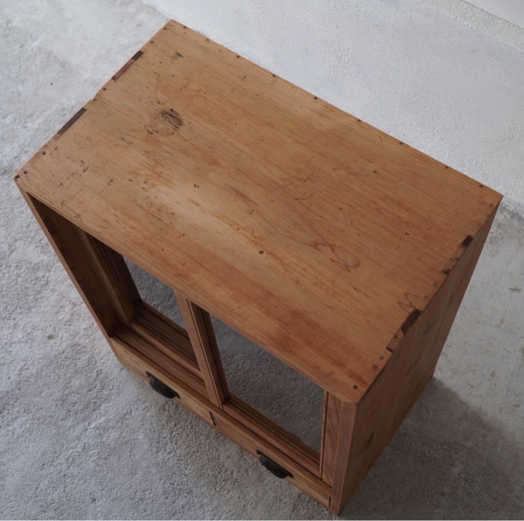 古いガラス戸棚