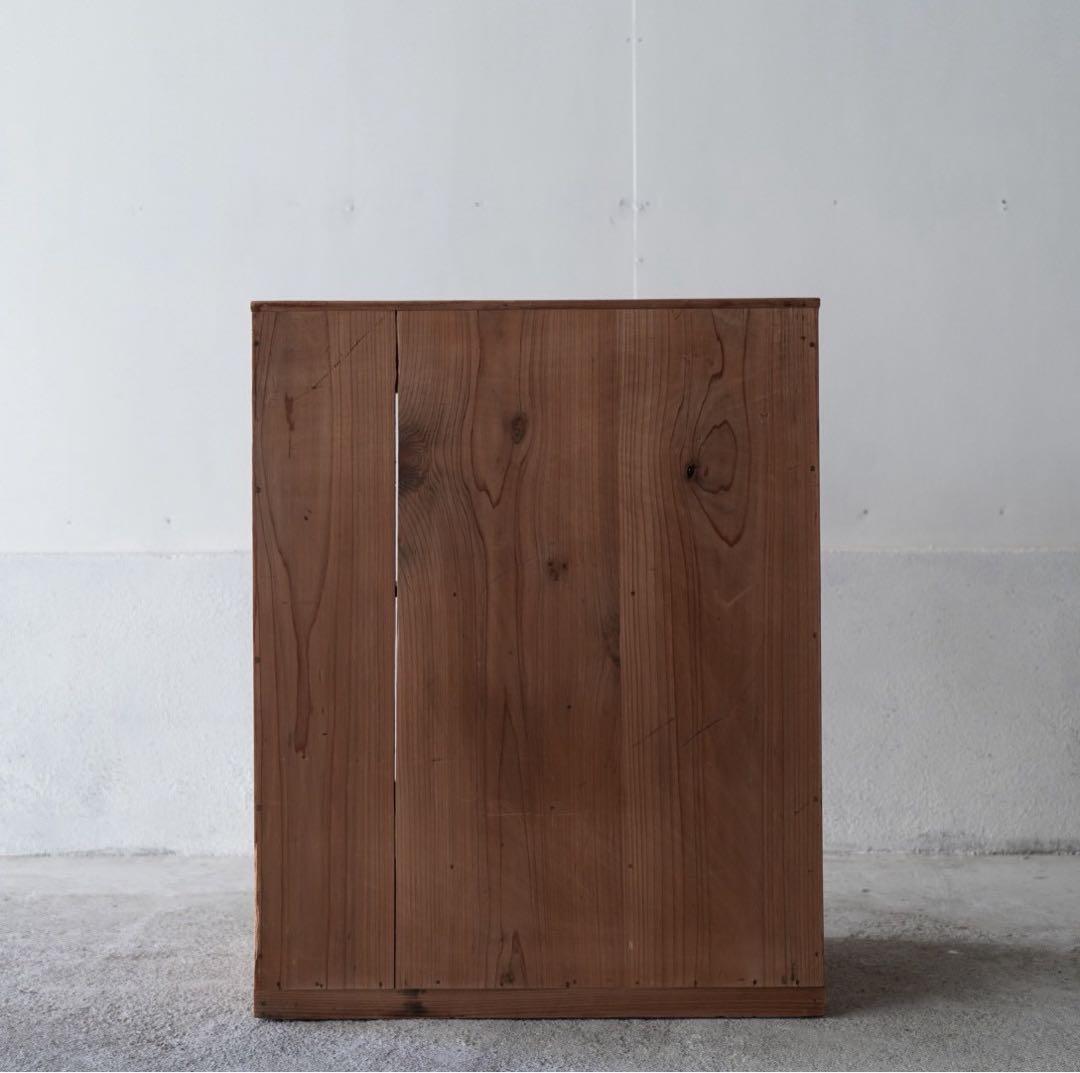 古いガラス戸棚