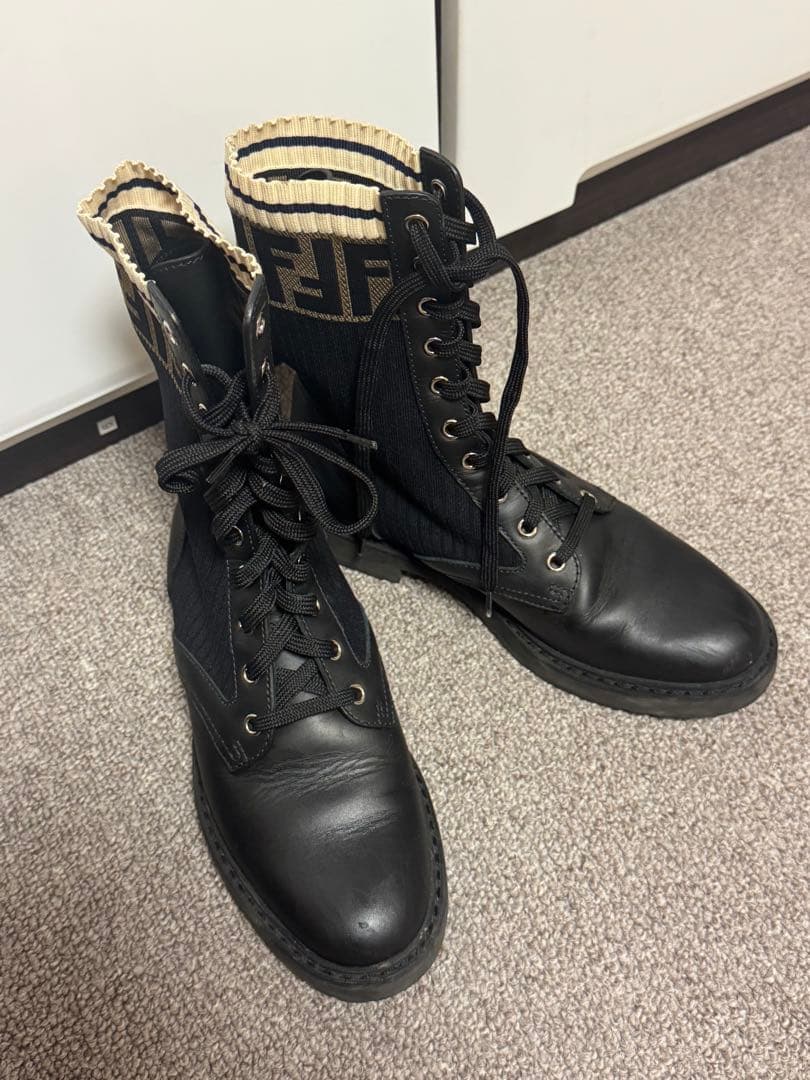 美品♪FFロゴ ニットカフ付きレザーブーツ