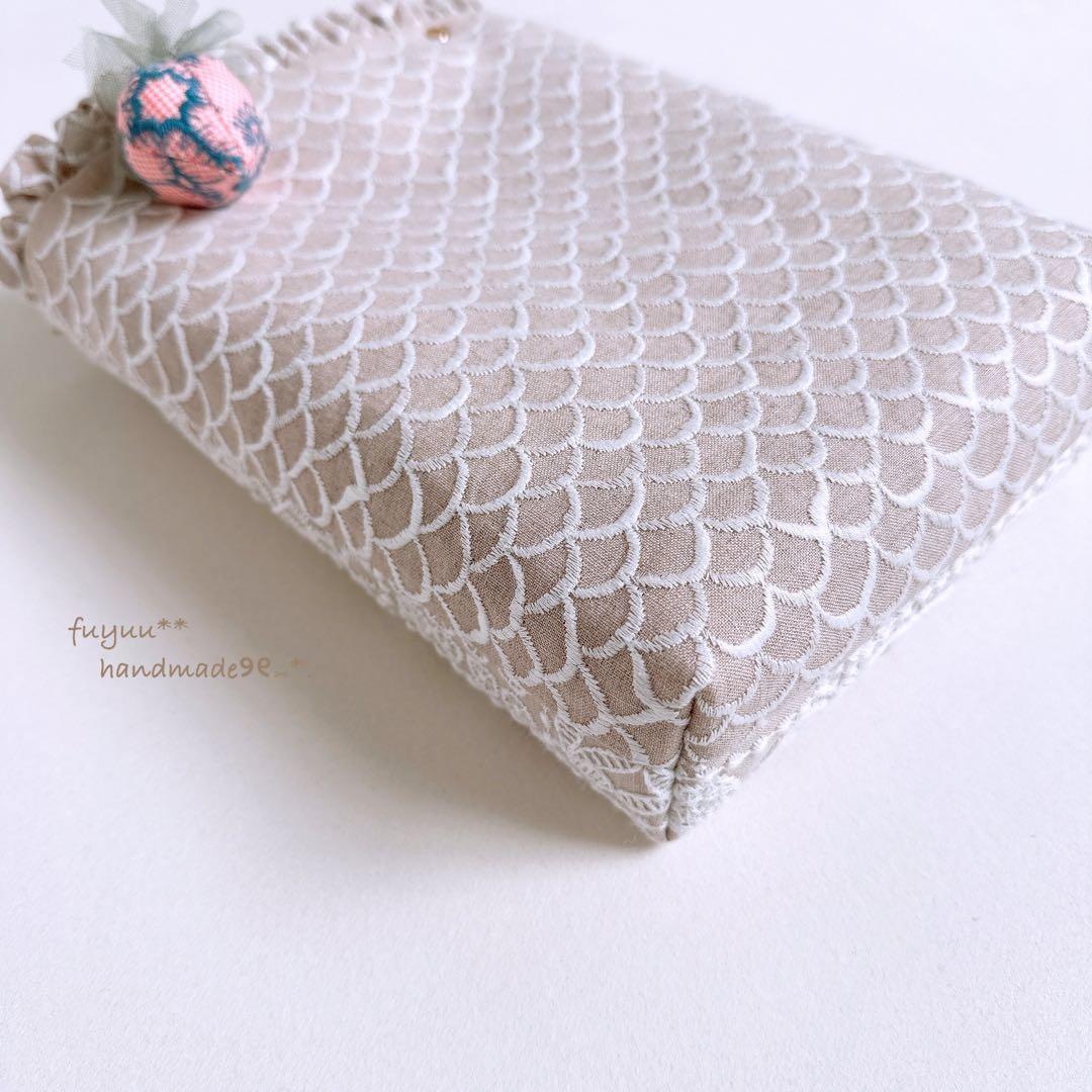 ハンドメイドꕤ︎︎控えめフリルのトートバッグ mermaid white チャーム付