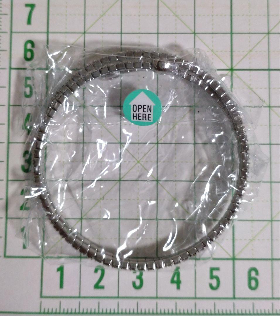 スワロフスキー　twisty バングル　クリスタル