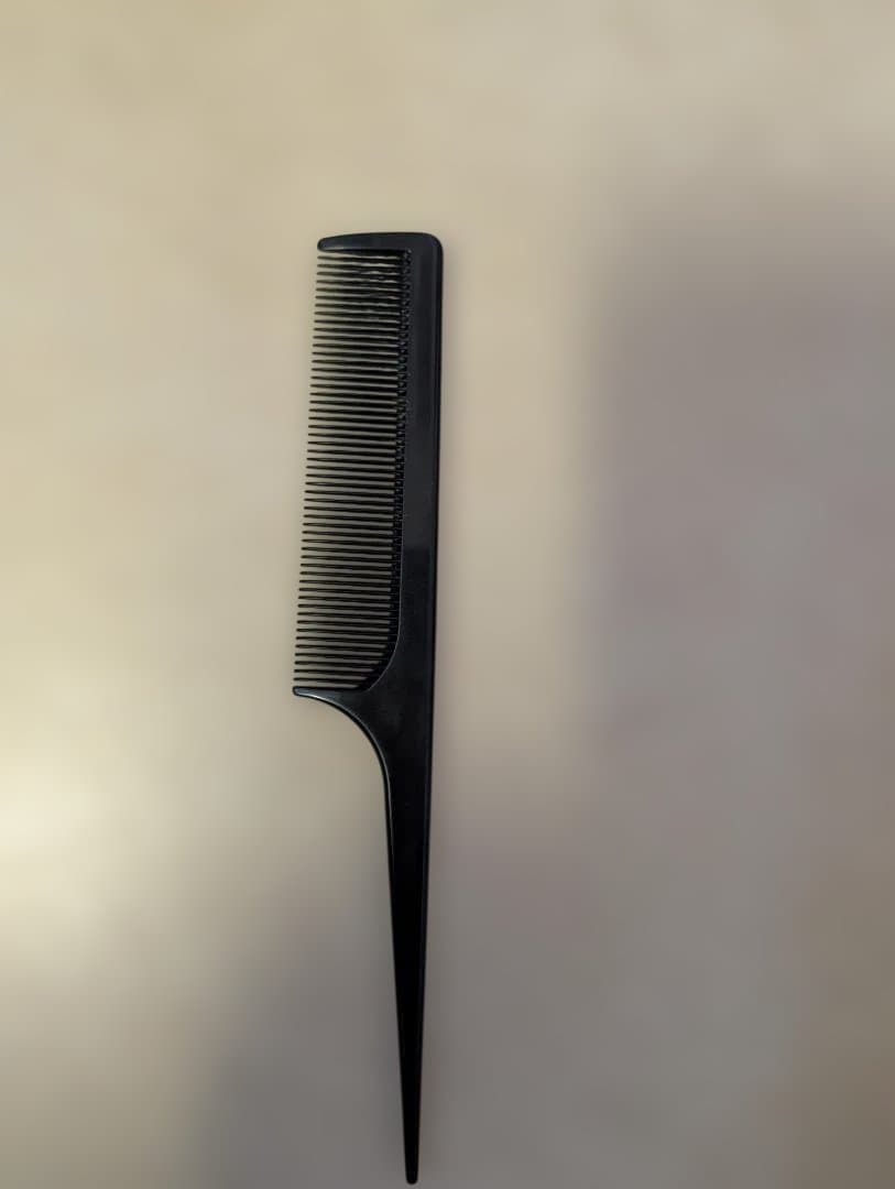 黒いプラスチックコーム
