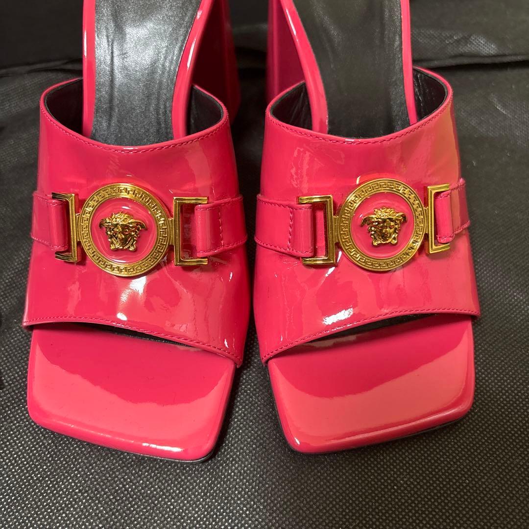 激安VERSACE ピンク メドューサ　スクエアトゥ エナメルミュール 新品