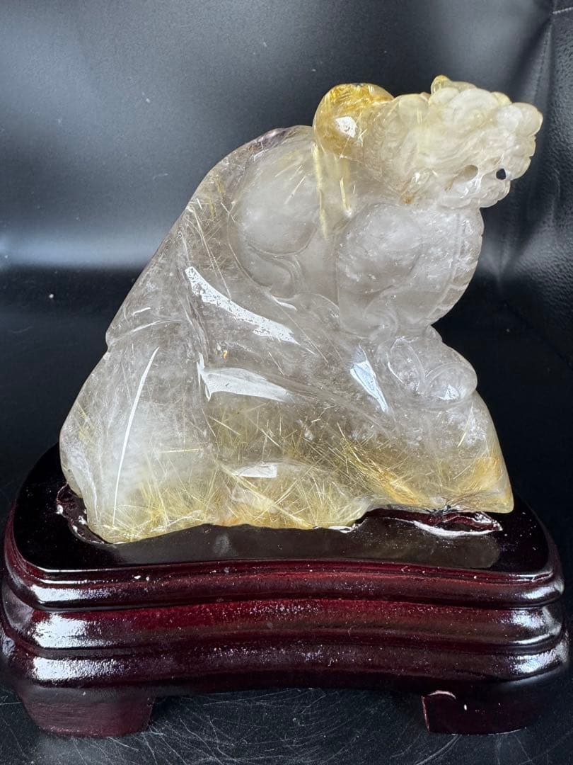 ルチルクォーツ貔貅彫り　天然石　台座付き