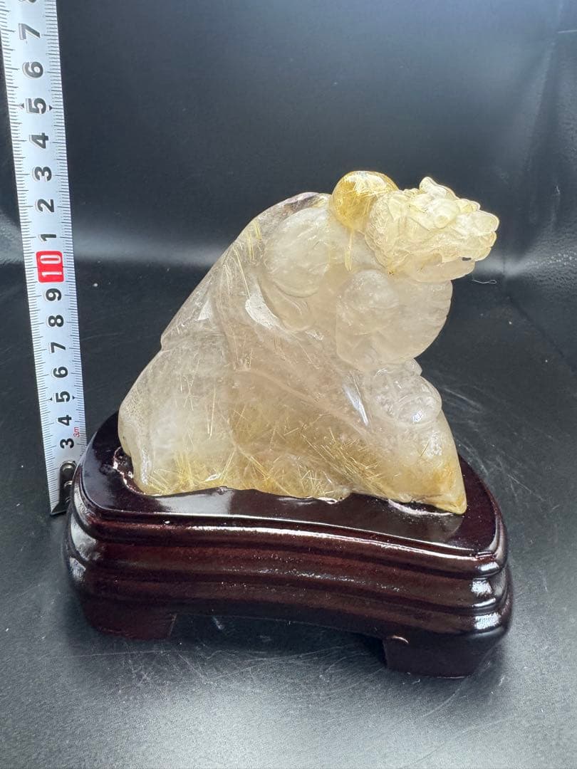 ルチルクォーツ貔貅彫り　天然石　台座付き