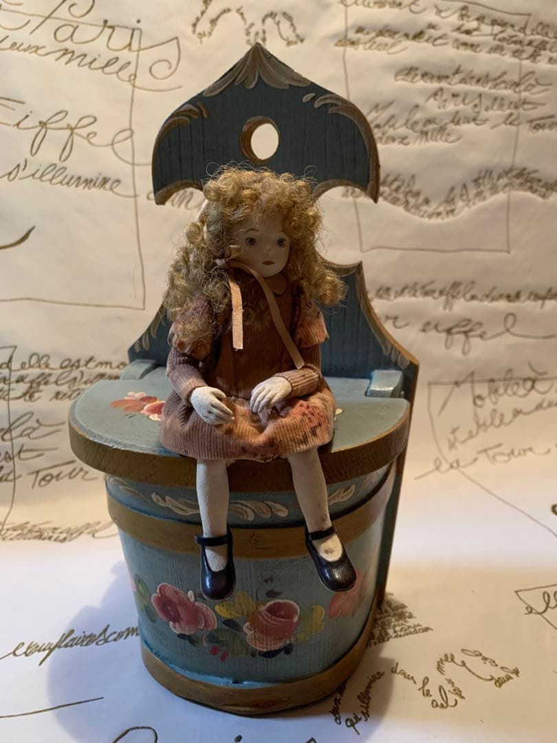 イギリス製アンティーク　女性作家の赤毛のアンの人形！ずっーと座ってますが可愛い！