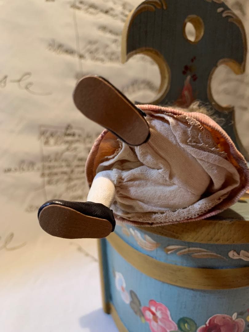 イギリス製アンティーク　女性作家の赤毛のアンの人形！ずっーと座ってますが可愛い！