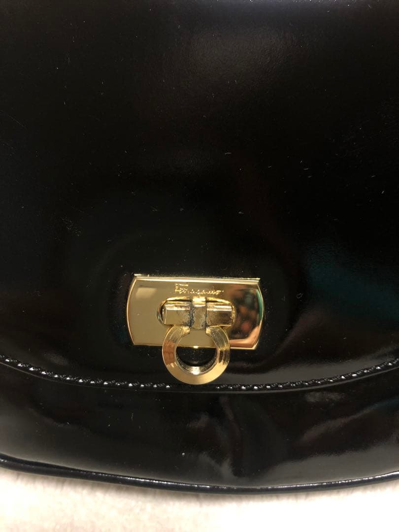 Salvatore ferragamo ガンチー二エナメルウエストポーチ。