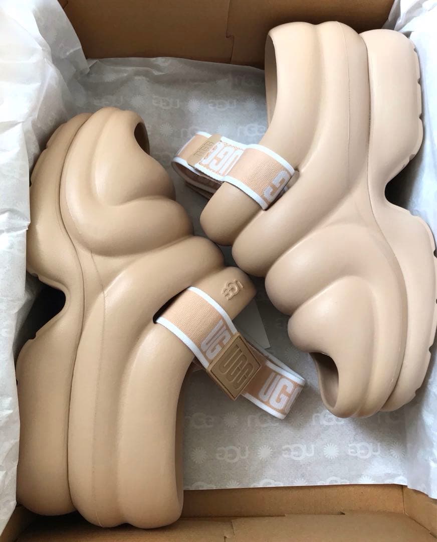 UGG アーイヤーaww yeahベージュ　driftwood スポーツ 厚底