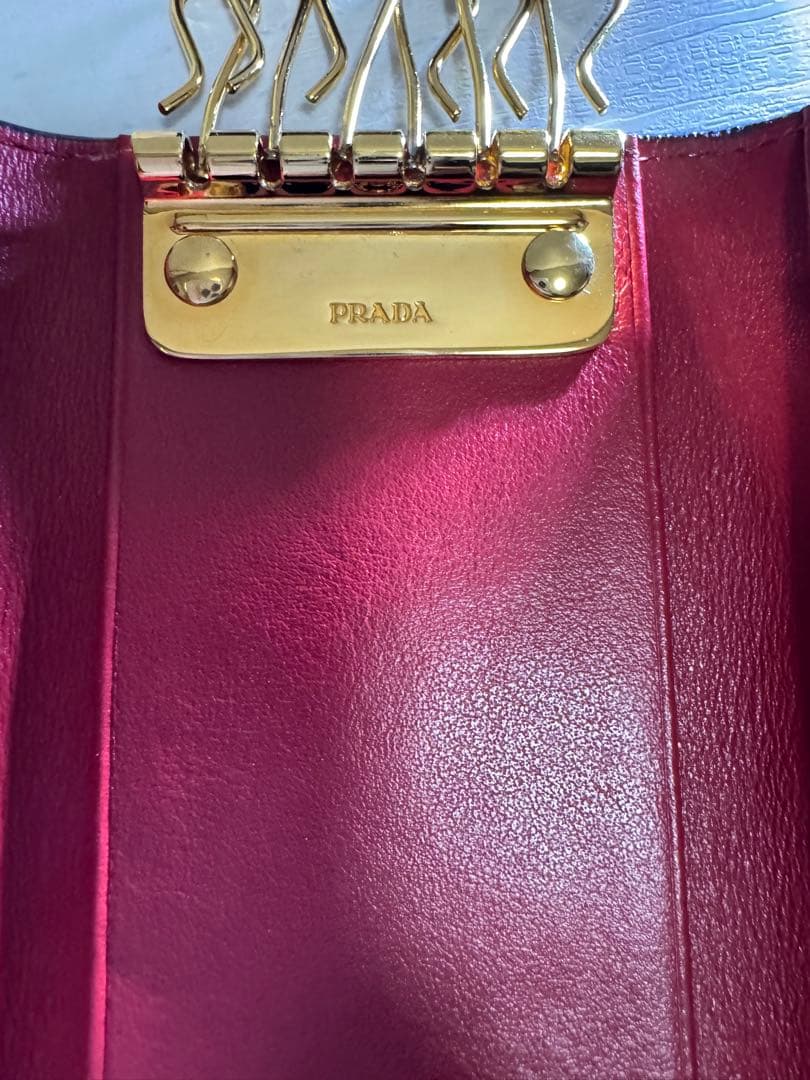 ネギラー油PRADA レア✨レザー キーケース6連/ブラック×レッド