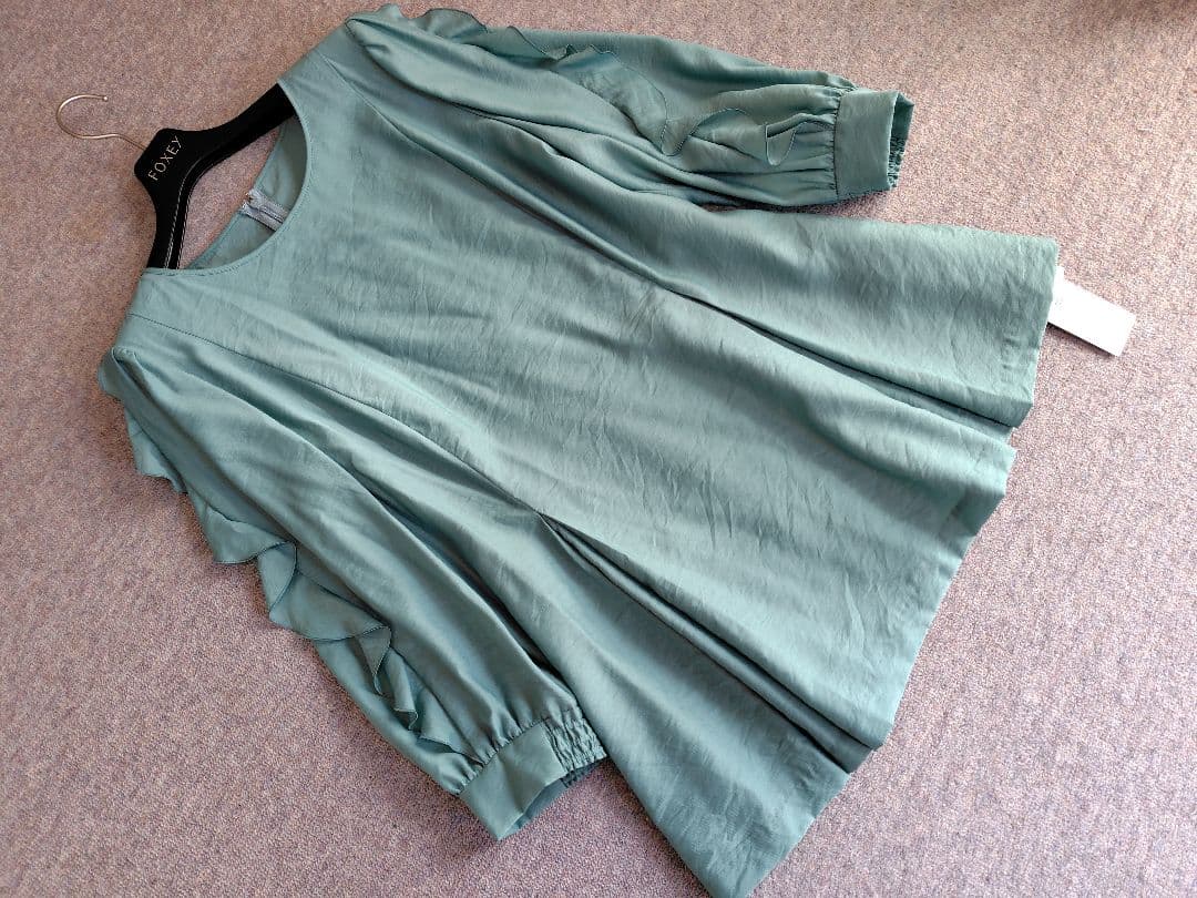 大きいサイズ新品TO BE CHIC　フリルスリーブ ブラウス46緑45100円