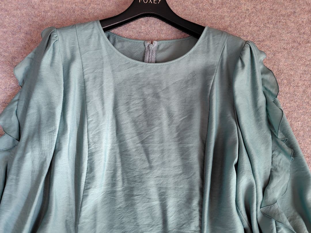 大きいサイズ新品TO BE CHIC　フリルスリーブ ブラウス46緑45100円