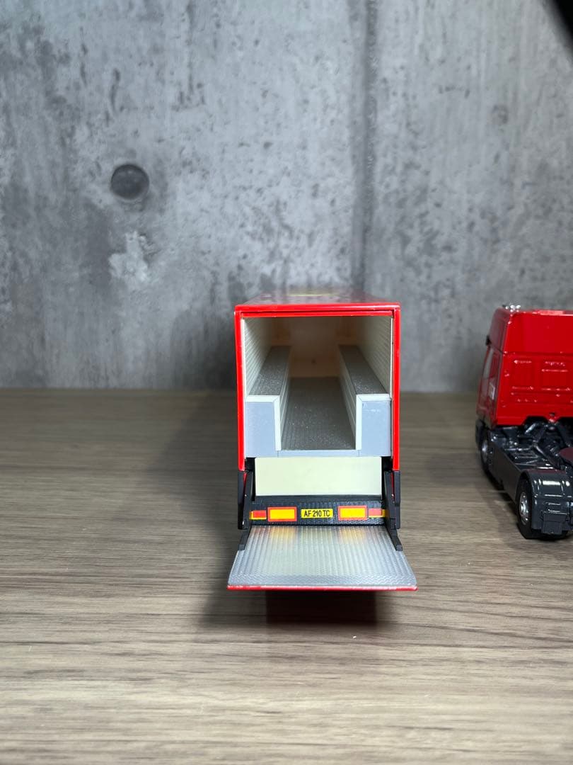 スポーツカー　フェラーリ　トランスポーター　スクーデリア　レーシングトラック