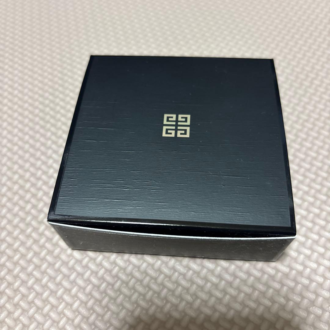 ジバンシイ ソワン ノワール UV コンパクト　新品未使用　ジバンシー　パフ付き