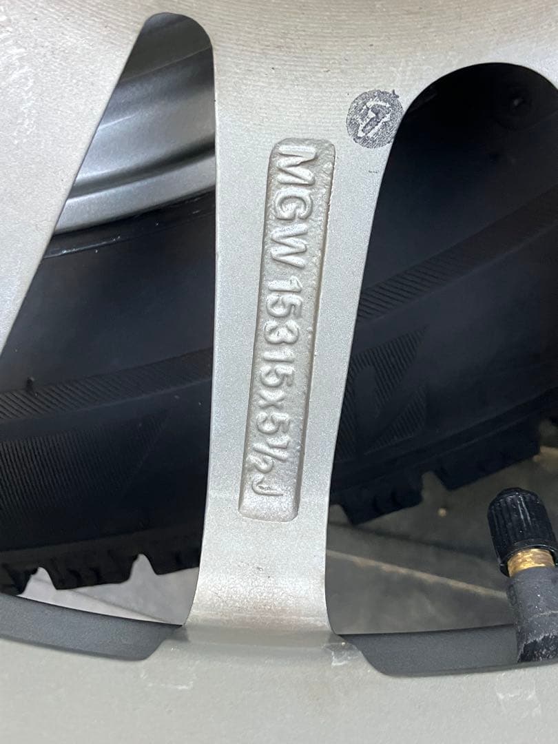 (2065) 22年製スタッドレスタイヤ社外アルミホイール付き2本②