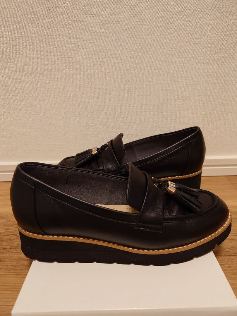【美品】DIANA タッセル付き黒レザー厚底ローファー 22.0cm