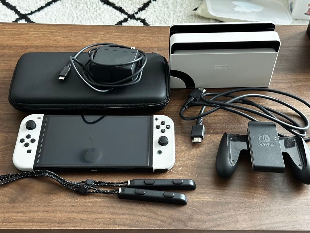 Nintendo switch ホワイト　本体　ケース付き