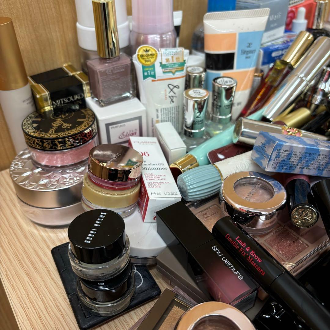 コスメ大量おまとめ！デパコス香水グロスなど多め