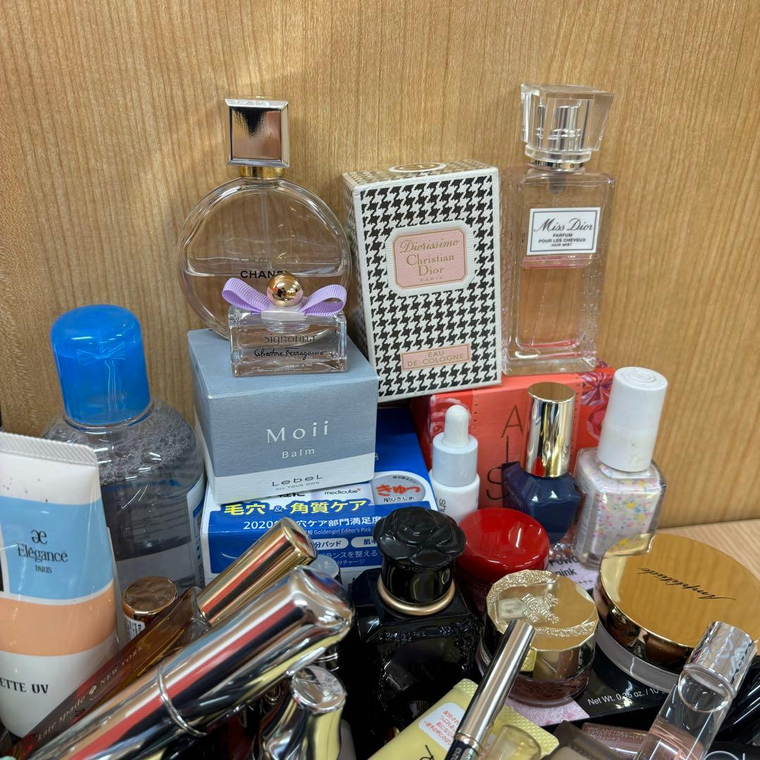 コスメ大量おまとめ！デパコス香水グロスなど多め