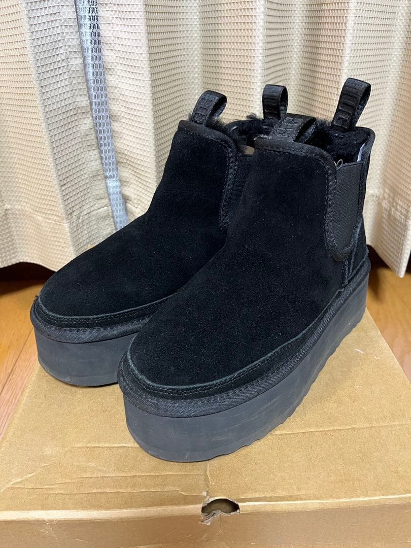 UGG プラットフォームブーツ　Neumel Platform Chelsea