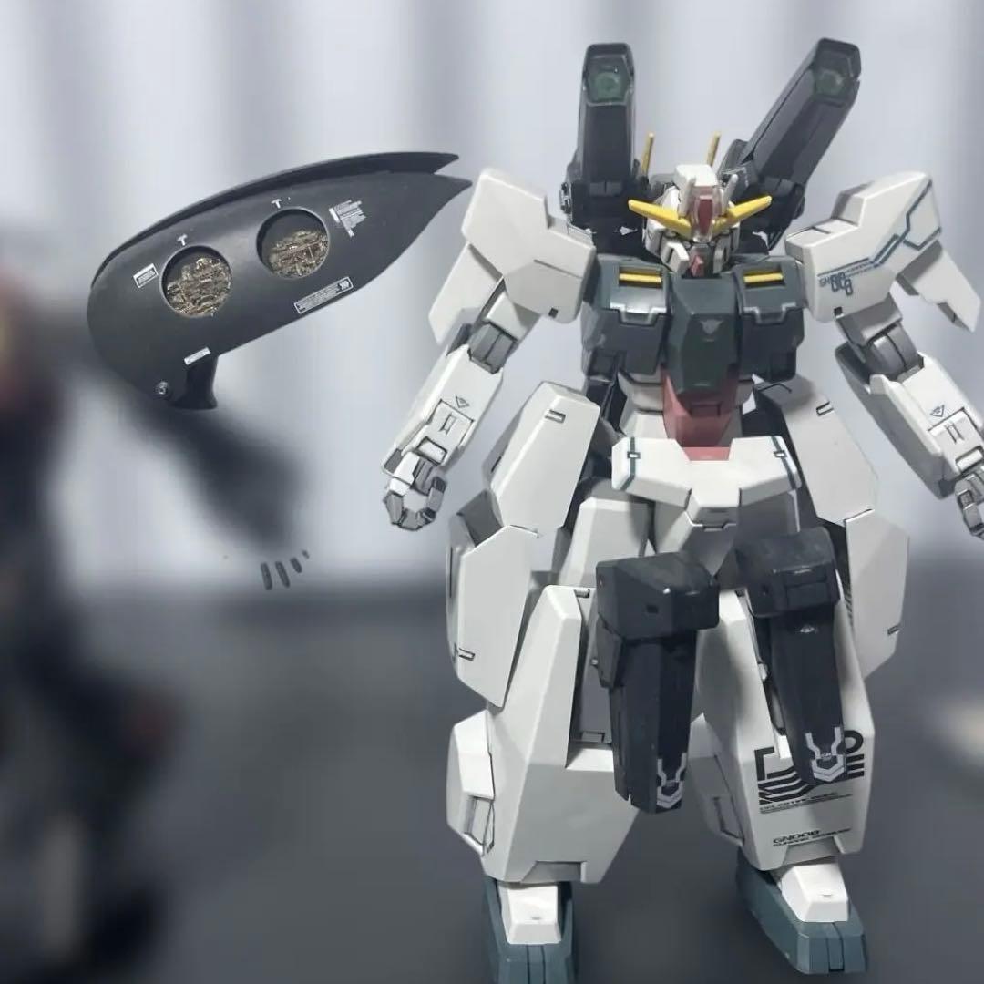 組み立てジャンク品(旧)1/100セラヴィーガンダムと HG1/144キュベレイ