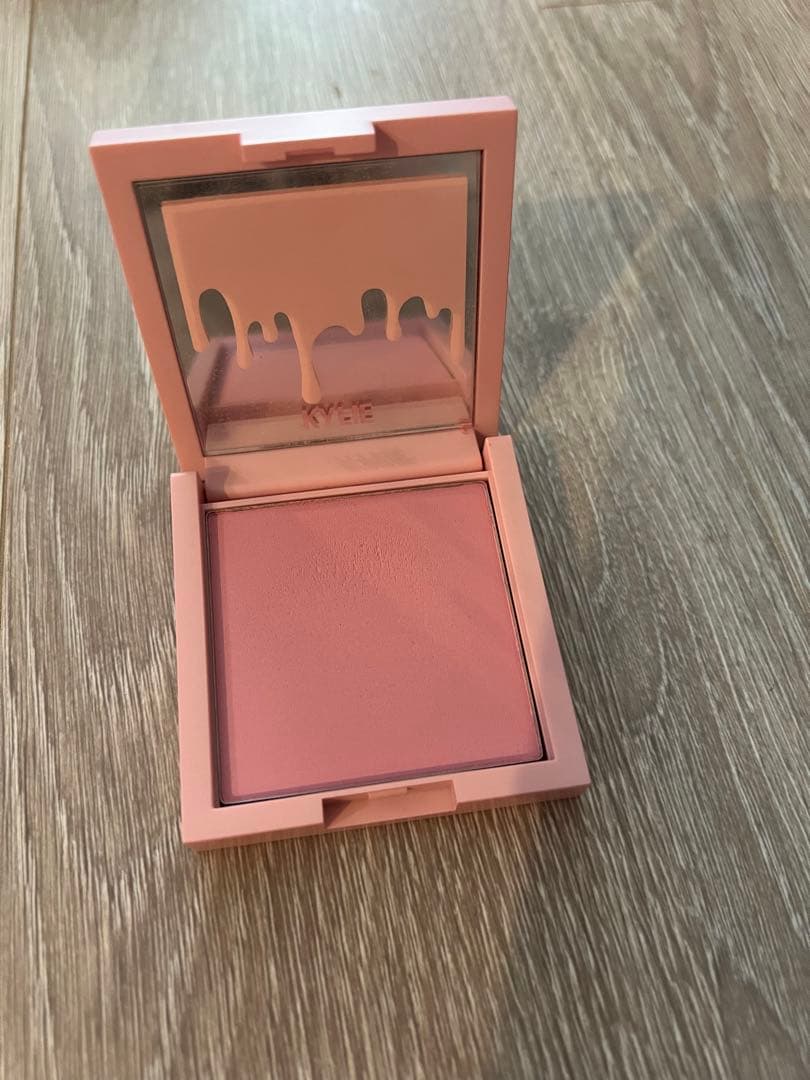 KYLIE COSMETICS カイリーコスメティクス