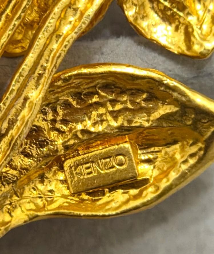 KENZOケンゾー ゴールドカラー パール付きフラワー　ブローチ　43246