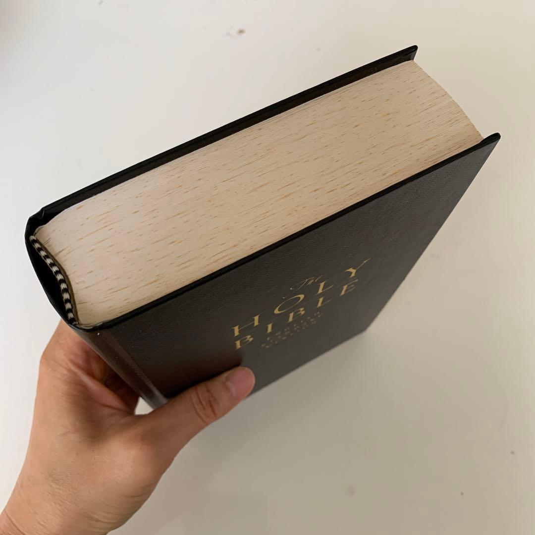 洋書 The HOLY BIBLE English standard version