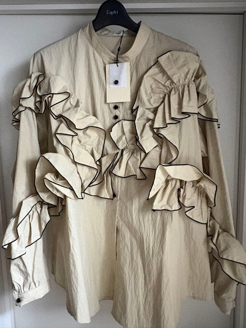 みー　FEELING FRILLS BLOUSE