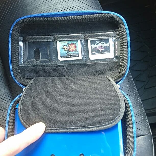 3DS本体。カセット。