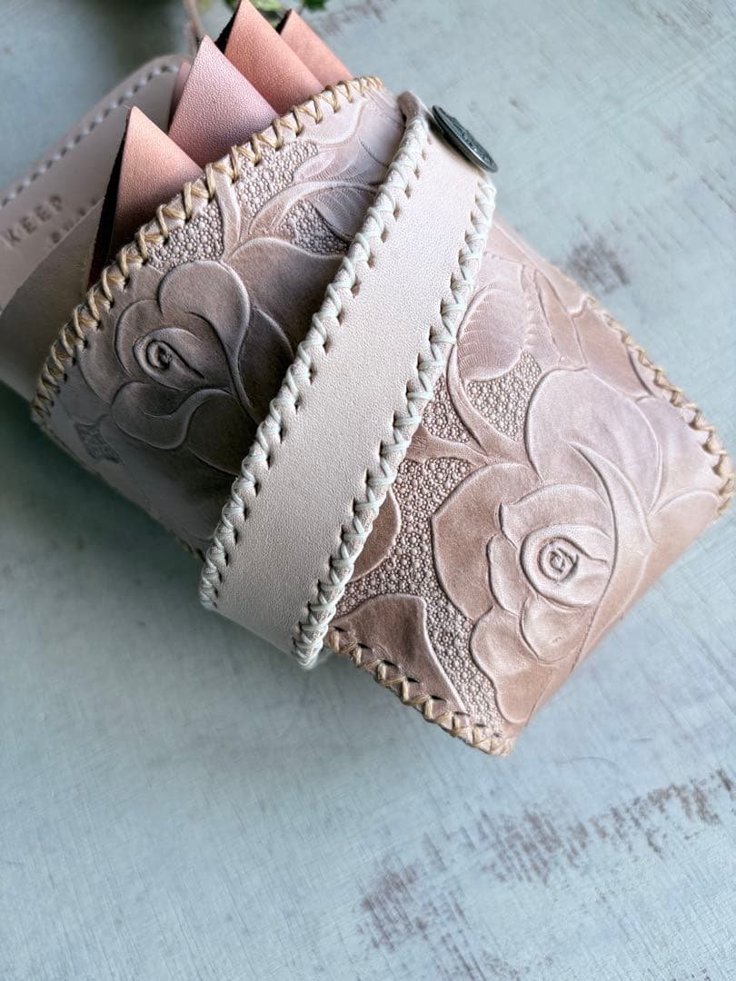 ヌメ革ナチュラル、ローズ型押しのシザーケース