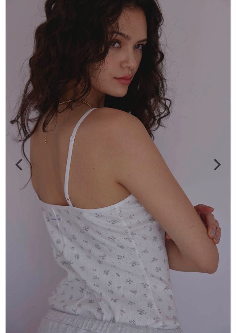 【新品未使用 タグ付き】ALEXIASTAM 花柄ロンパース 即完売品‼️レア‼️