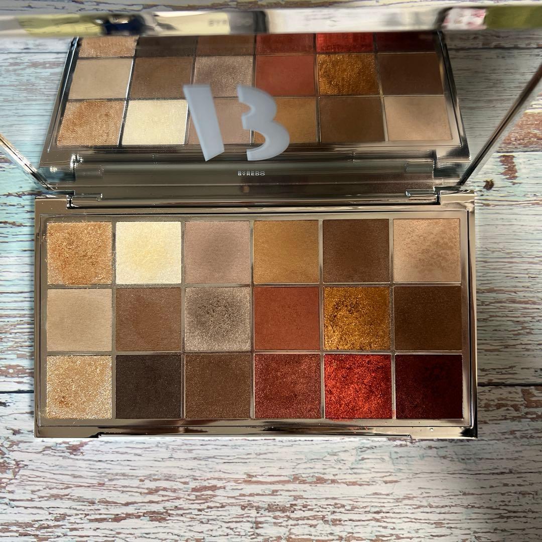 バイレード BYREDO ビブリオフィリア　アイシャドウパレット