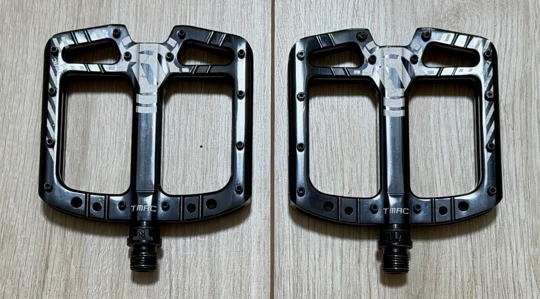 DEITY TMAC アルミフラットペダルMTB ブラック110×105mm