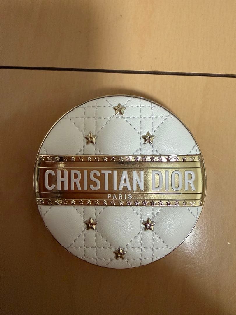 2025 クリスマスコフレDIORスキンフォーエバー　グロウルミナイザー001