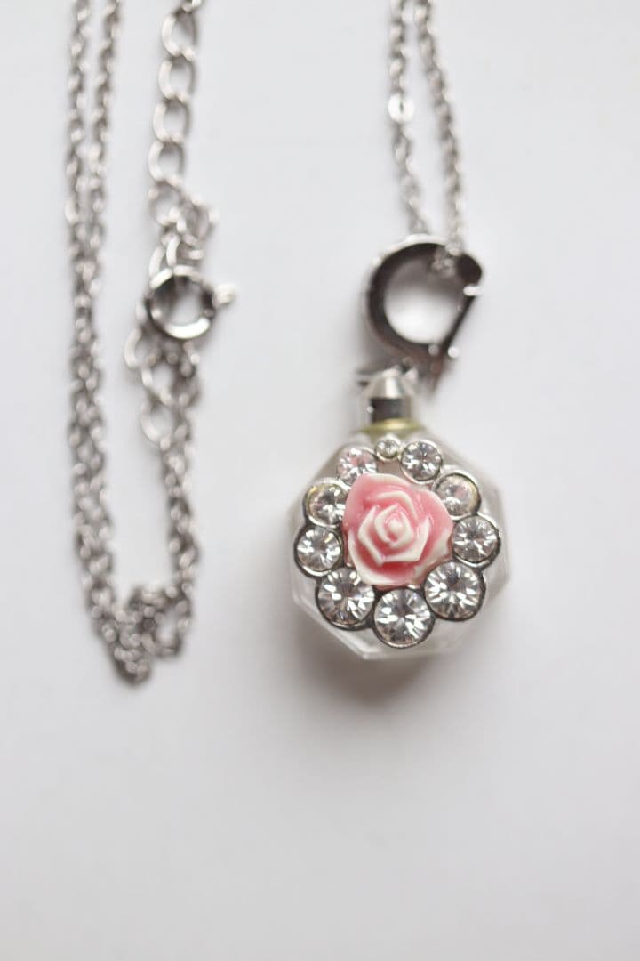 アロマペンダント　バラのモチーフ　未使用