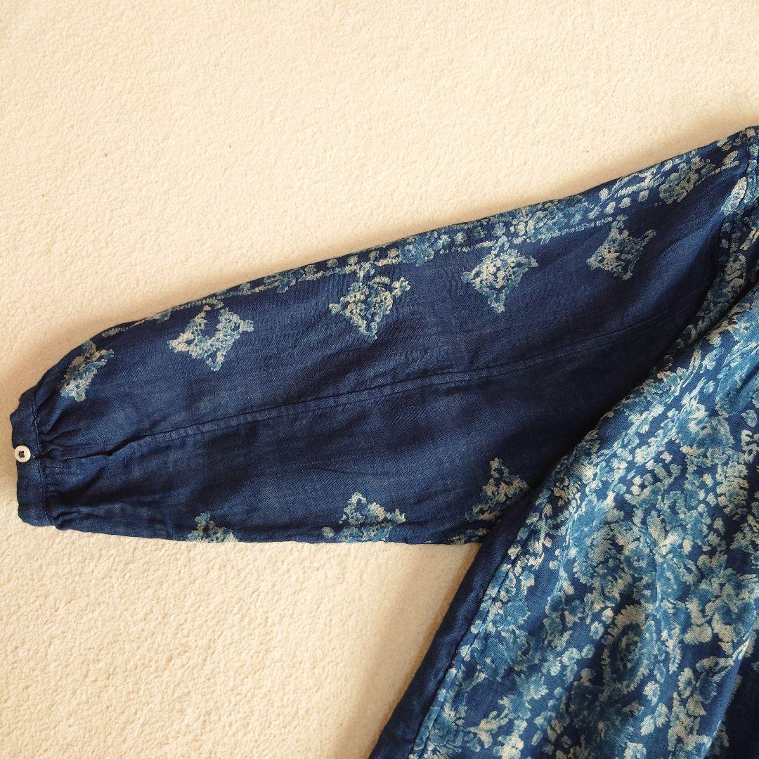 45R 二重織抜染プリントのギャザーブラウス（インディゴ） 45rpm