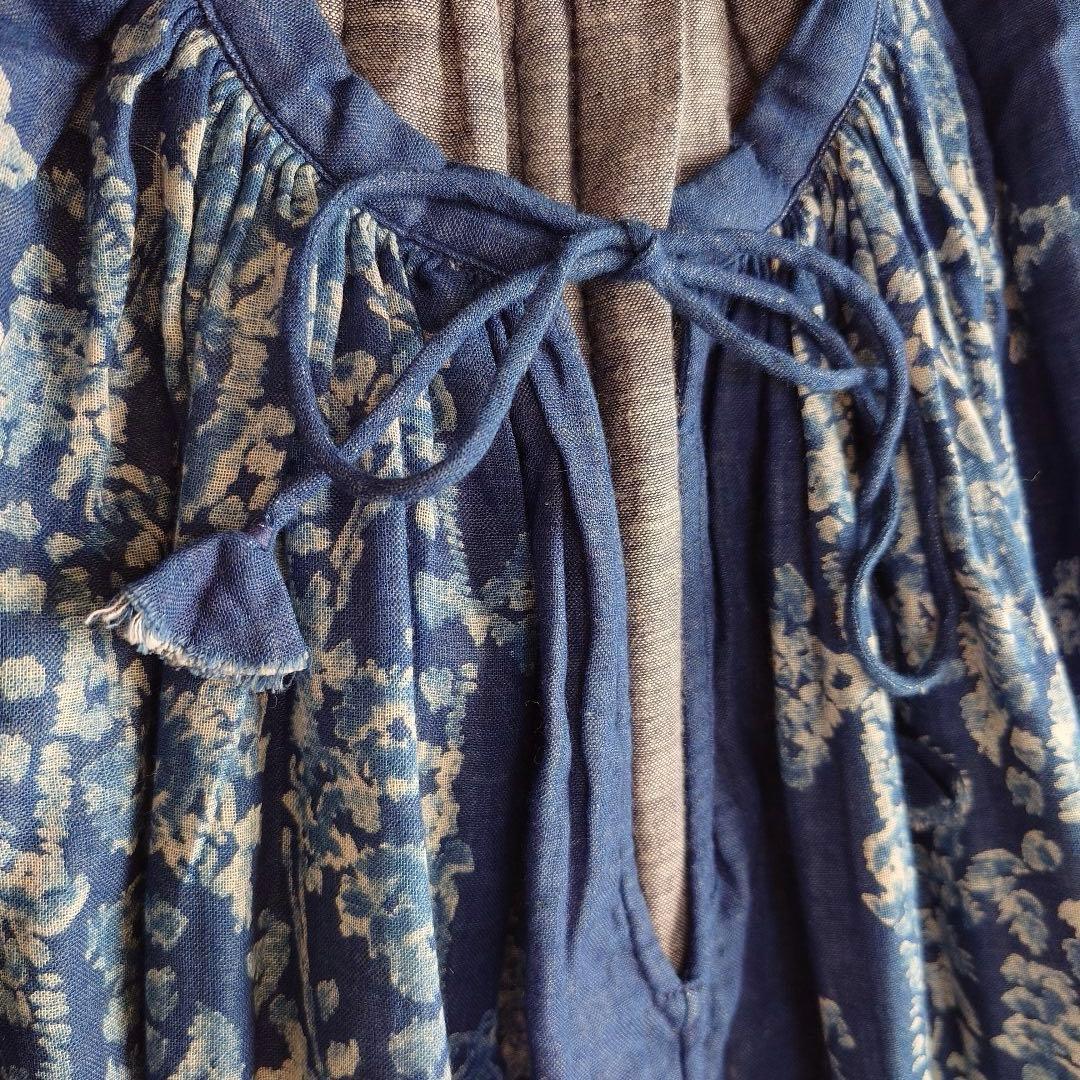 45R 二重織抜染プリントのギャザーブラウス（インディゴ） 45rpm