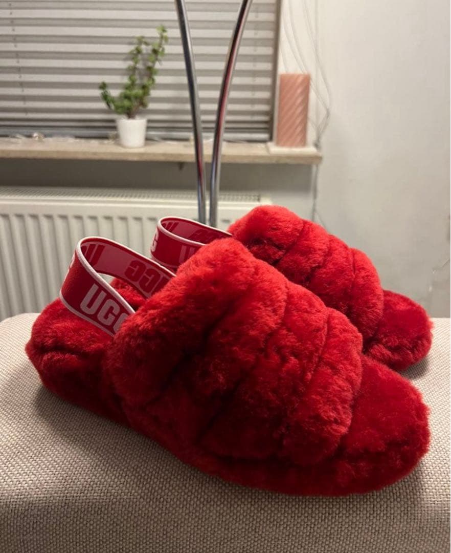 UGG レッドファーサンダル