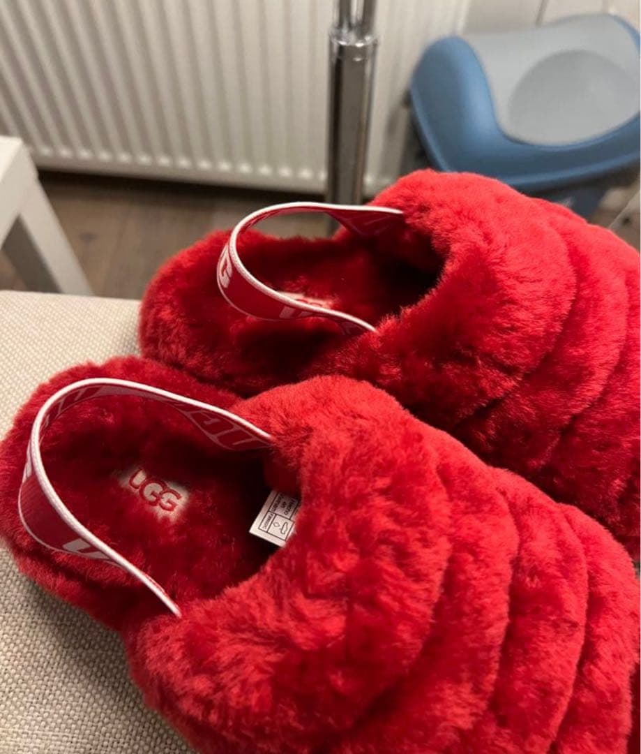 UGG レッドファーサンダル