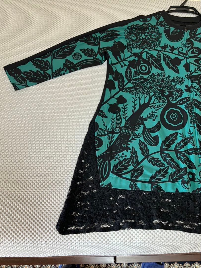 『美品』⭐️トクコプルミエヴォル⭐️黒地に木やお花鳥等柄裾レース豪華チュニック❣️