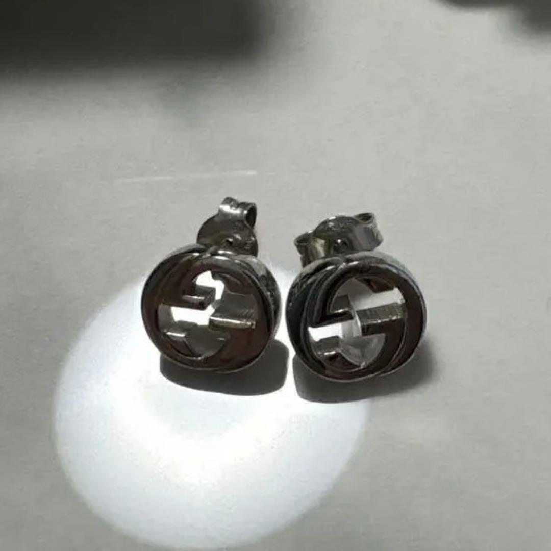 GUCCI ロゴ入りスタッドピアス
