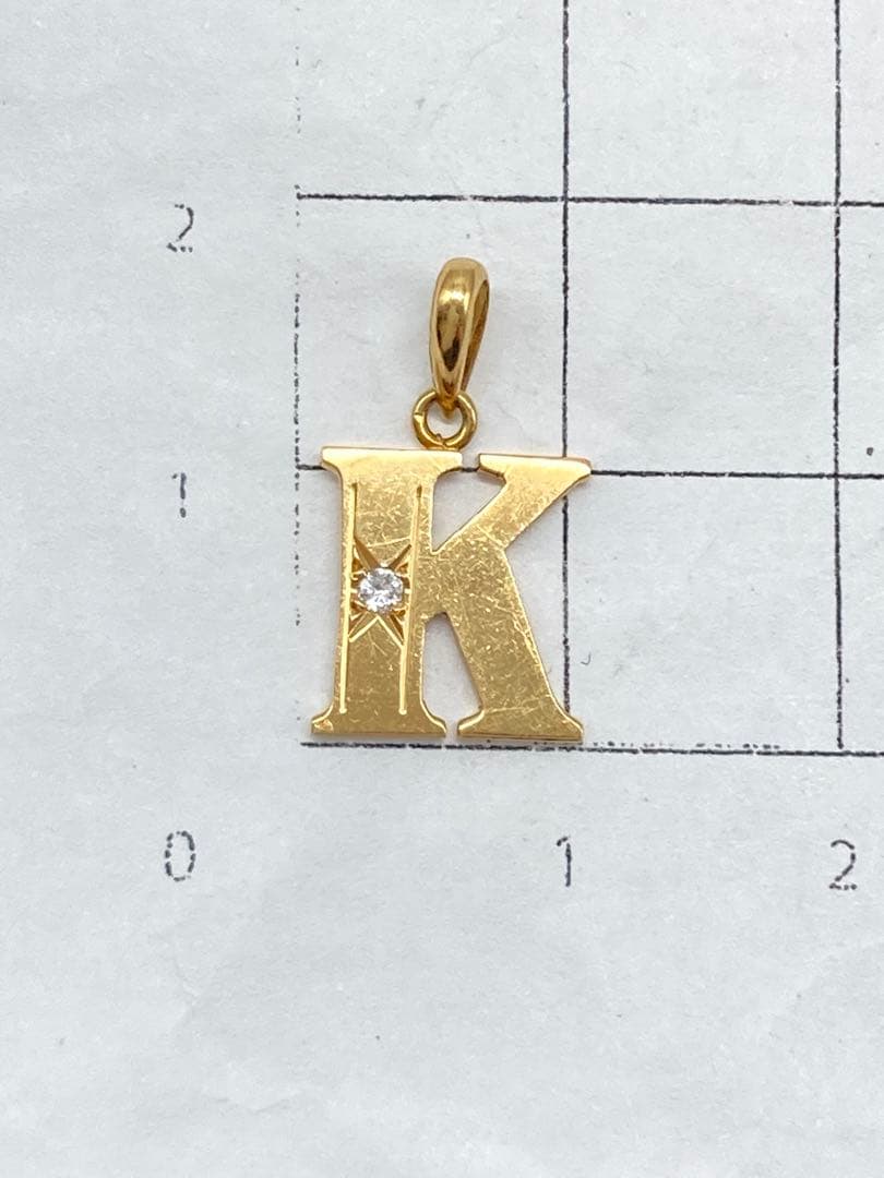 K18 イニシャル「K」ペンダントトップ メレダイヤ入り1g／一粒ダイヤモンド