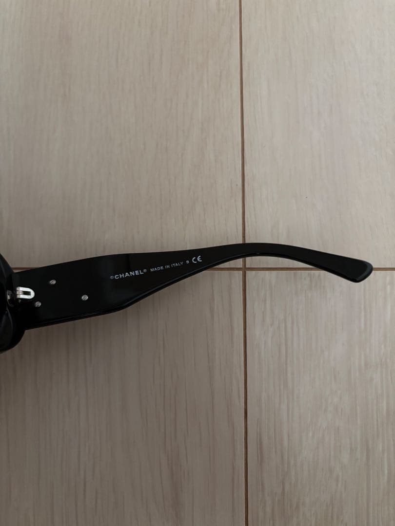 CHANEL サングラス 黒色 フラワー装飾