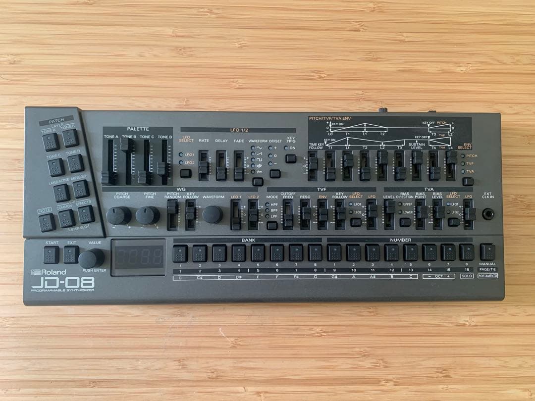 Roland JD-08 シンセサイザー