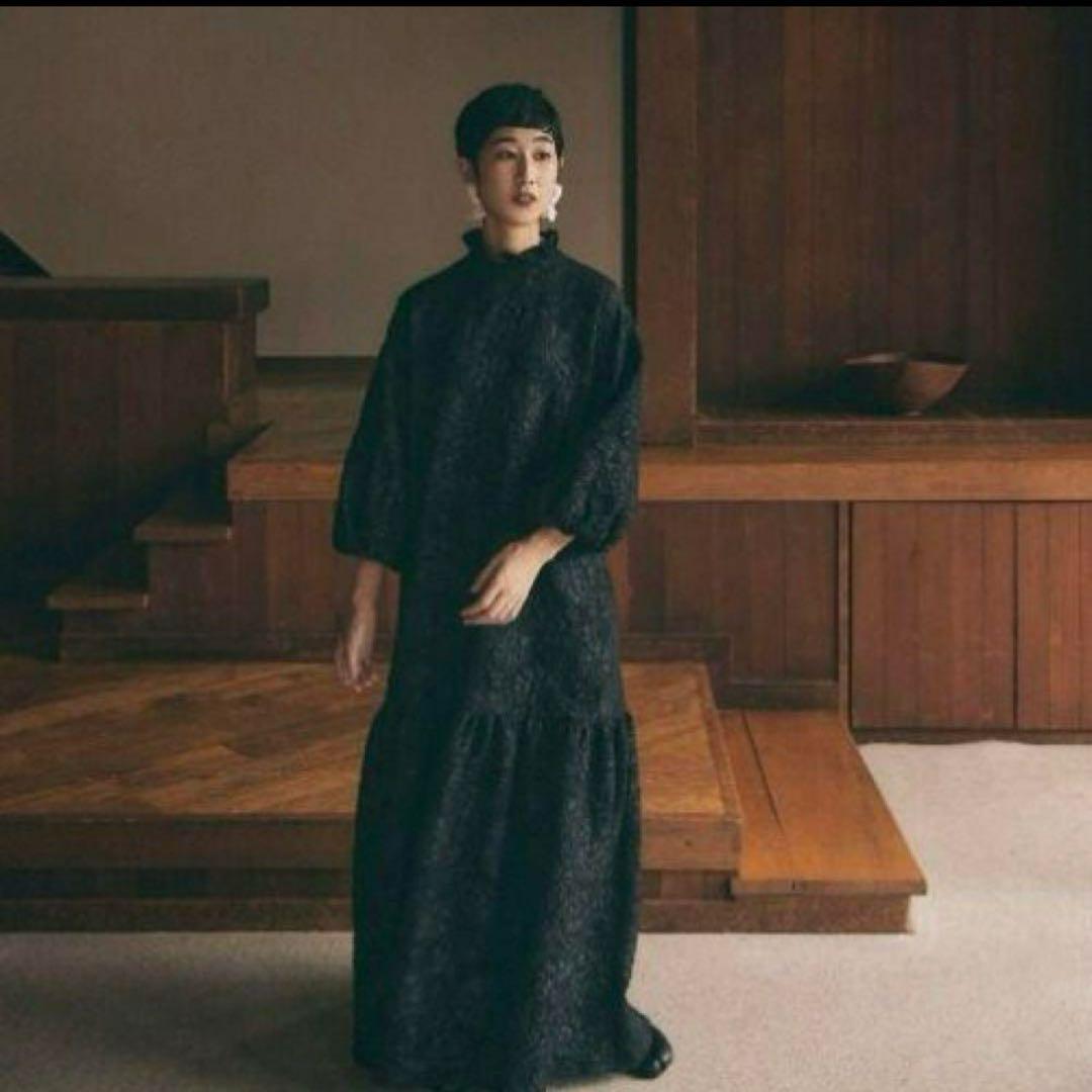 黒フリル付きロングワンピース