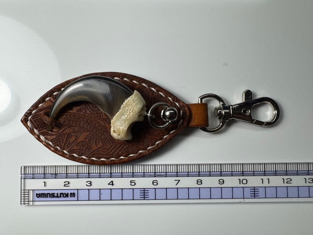 栃木レザーと熊爪のキーホルダー鱒デザイン