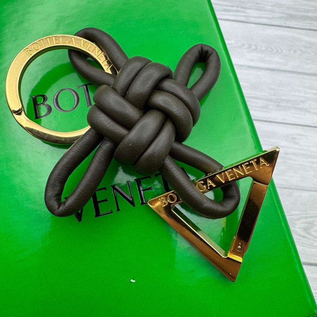 【極美品】ボッテガヴェネタ トライアングル ツイスト キーホルダー ブラウン
