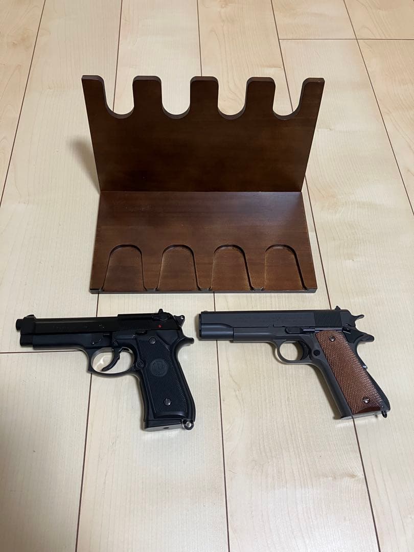 【たかちん】コルトガバメント & ベレッタハンドガンセット&木製スタンド